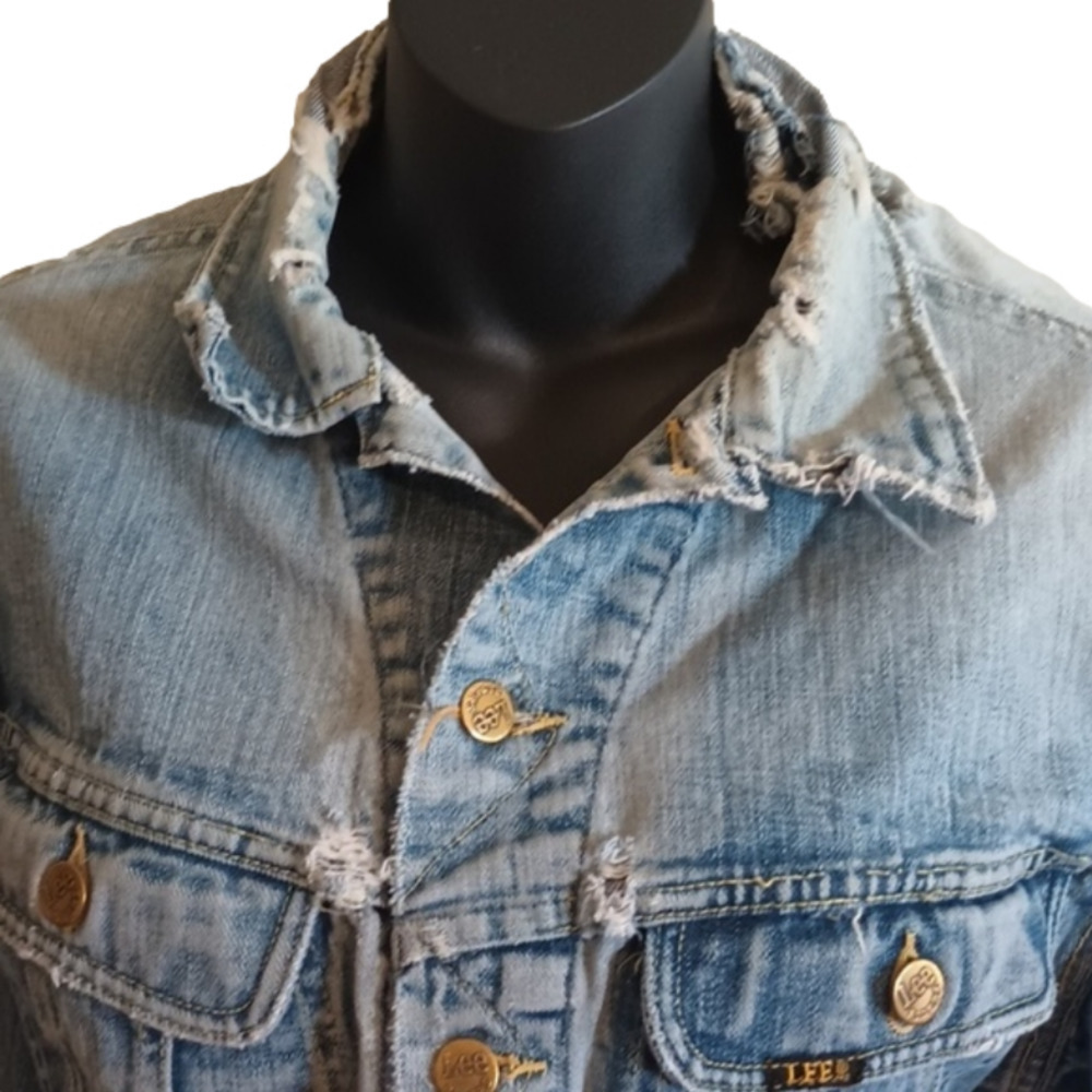 VINTAGE/ retro distressed Lee jean jacket. See measurements. Couple stains. - Picture 2 of 16
